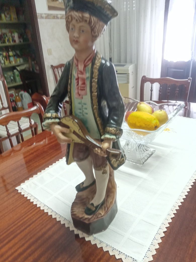 Boneco em barro pintado á mão