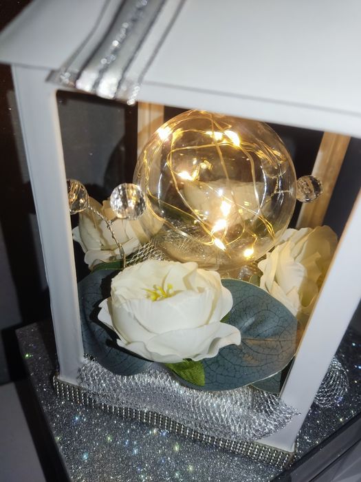 Latarenka biała dekoracja ze srebrnymi kryształkami swiecąca kula  LED