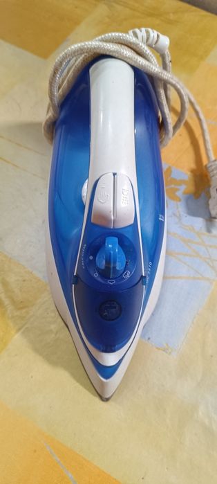 Ferro a vapor Philips, modelo GC 2510.