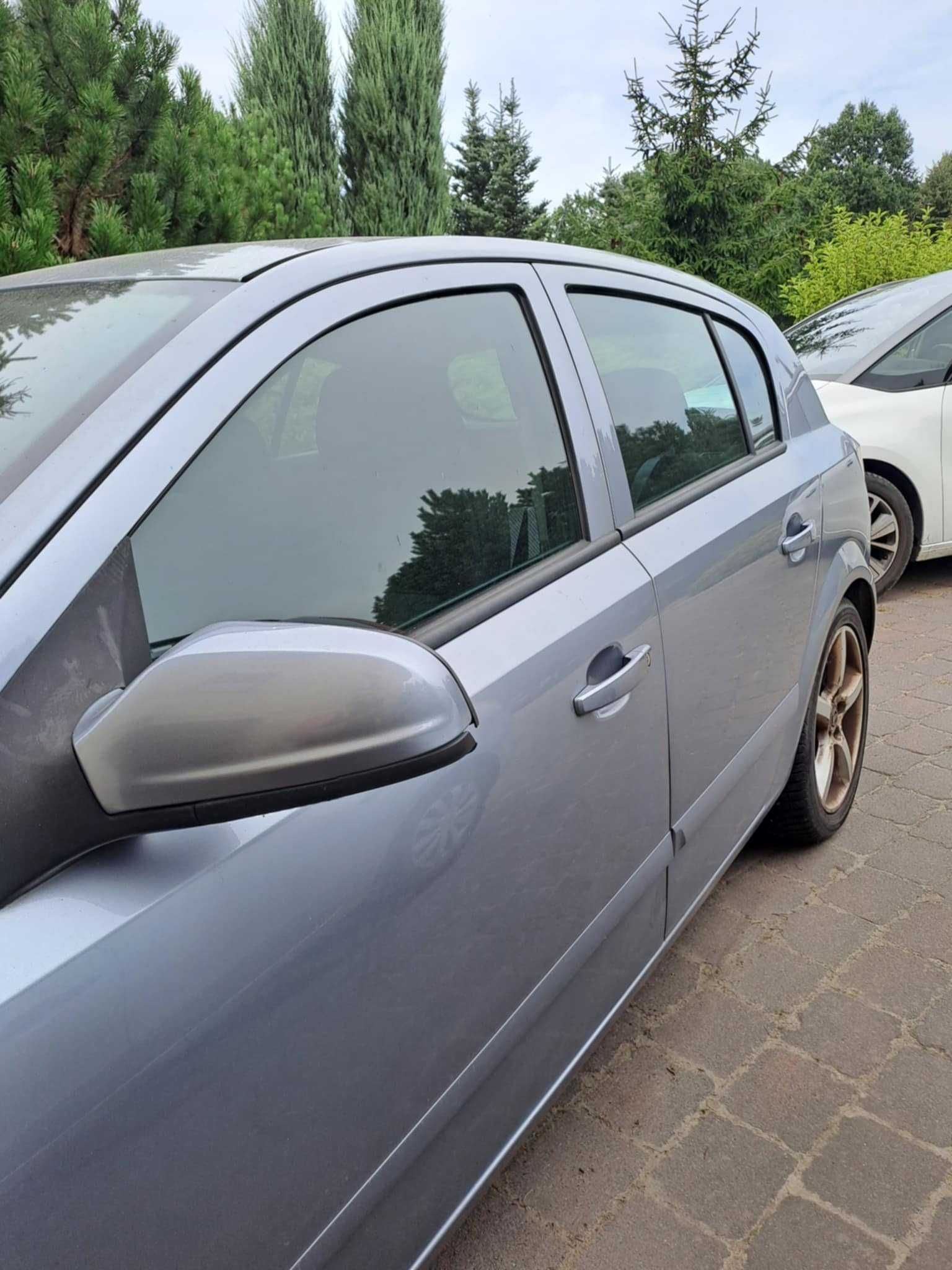 Opel Astra H samochód osobowy