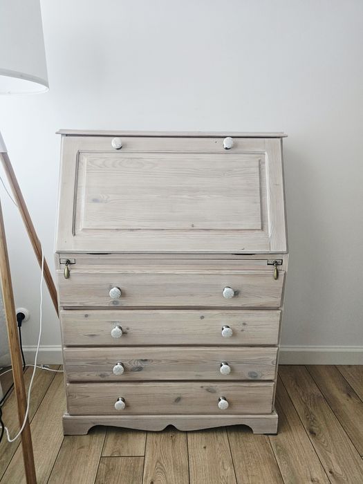 Drewniana komodą sekretarzyk