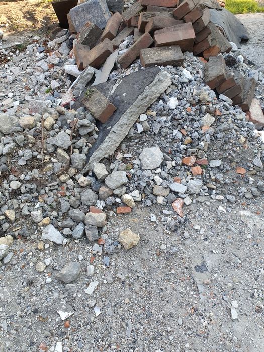 Oddam ziemię i gruz