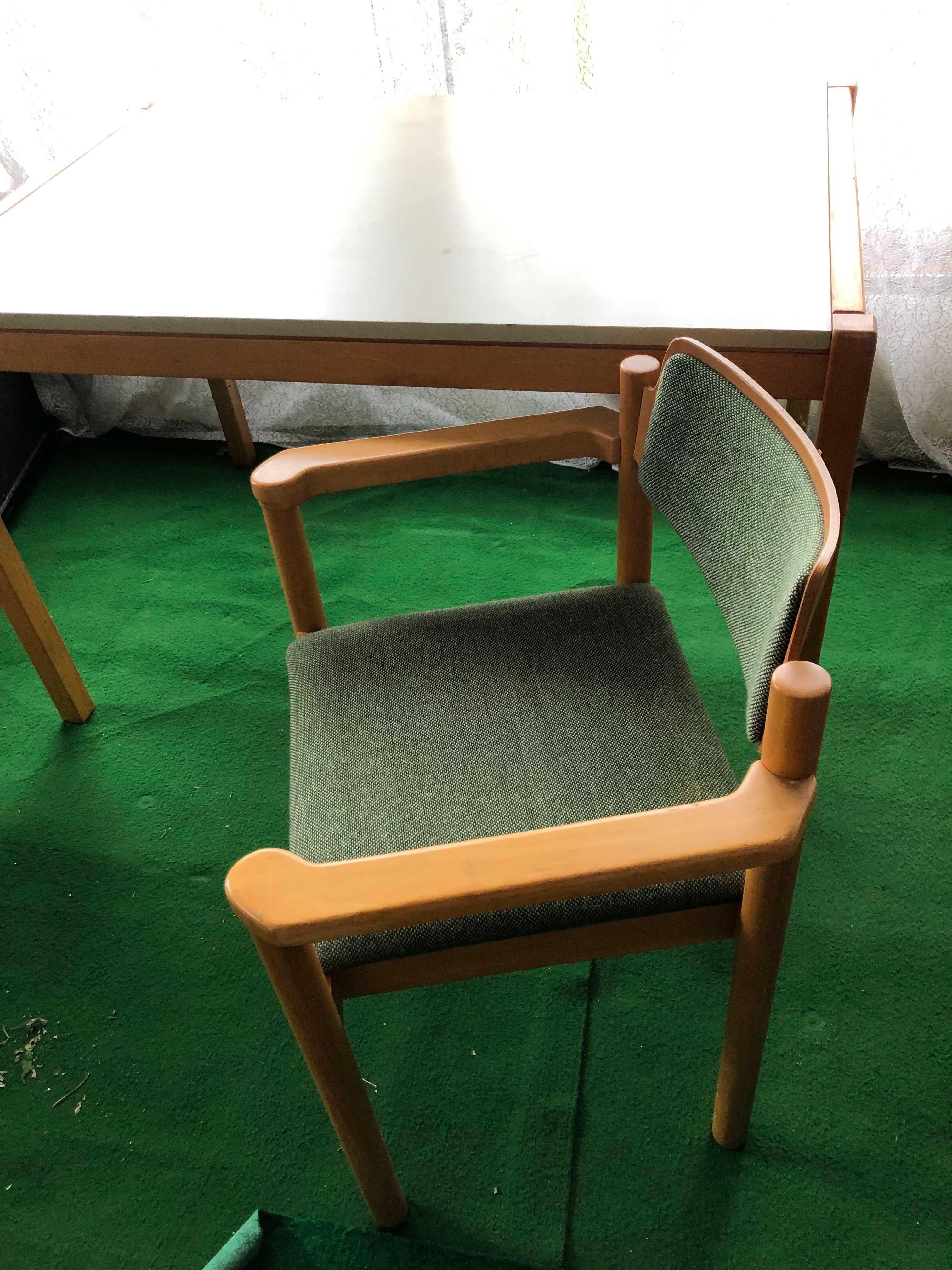 Stol z czterema krzeslami