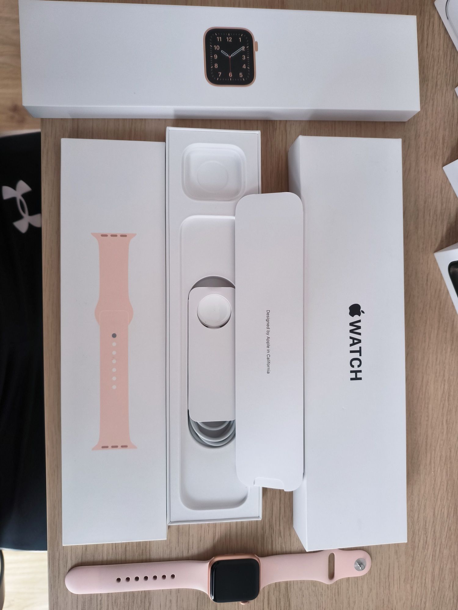 Apple watch SE Rose and Gold