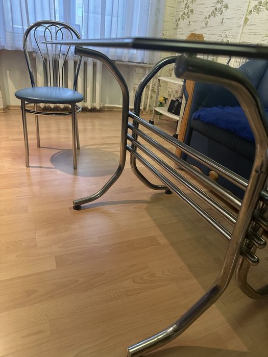 Продам стол стеклянный и 4 стула.