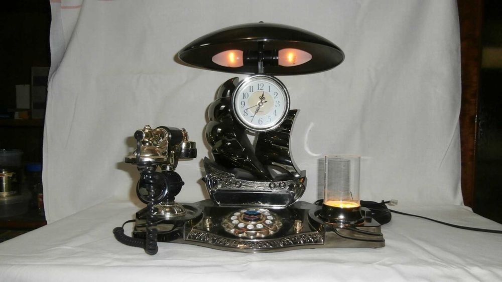 Светильник оригинальный (светильник, часы, телефон)