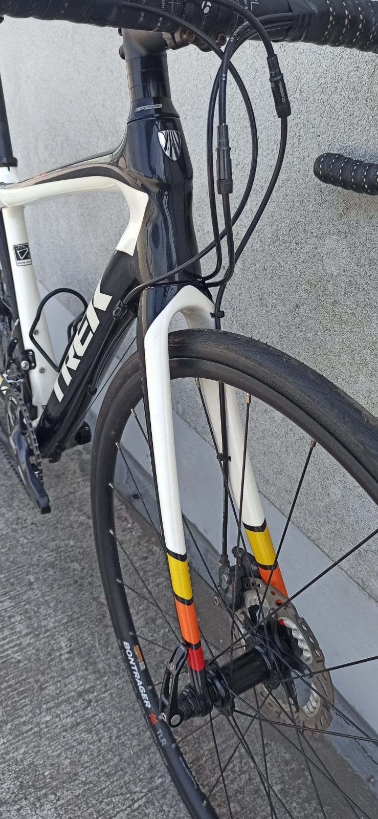 TREK DOMANE 4.3 DISC, Shimano 105(hydraulika/sztywna oś),Rozmiar 50/XS