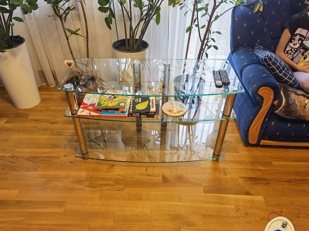 Szklana półka pod tv