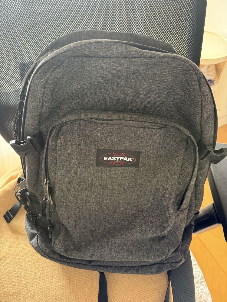Mochila eastpak grande cinzenta como nova