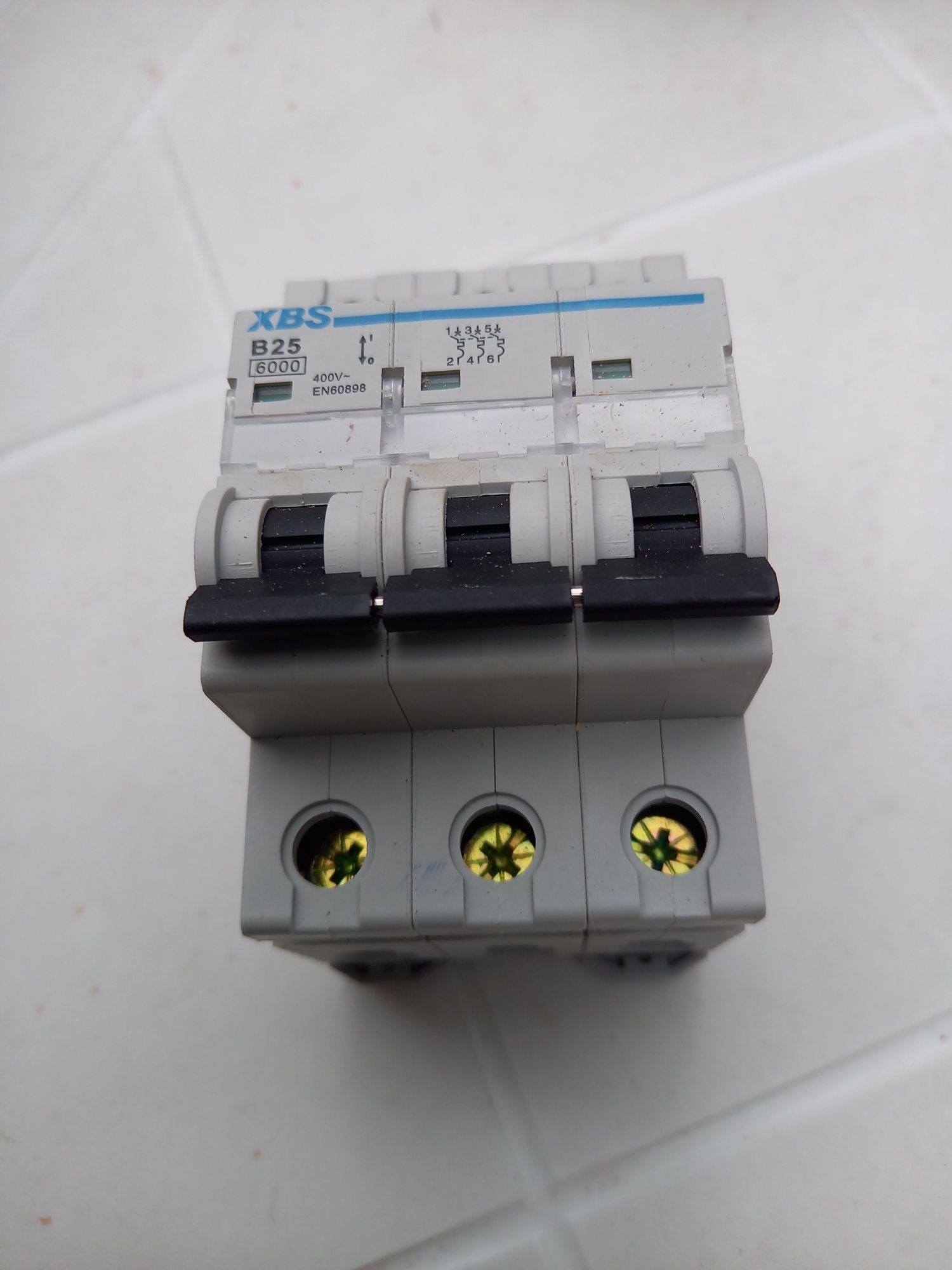 WNSZ16A-3XB Wyłącznik nadprądowy 16A 230/400V obudowa na szynę typ 3XB