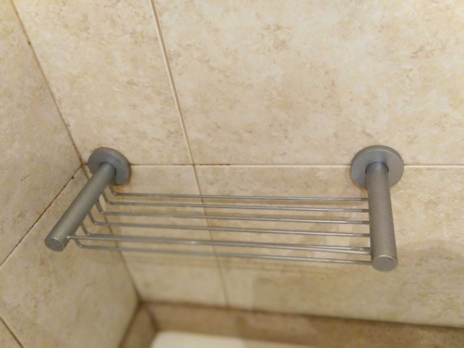 Toalheiros + saboneteiras + porta-rolo