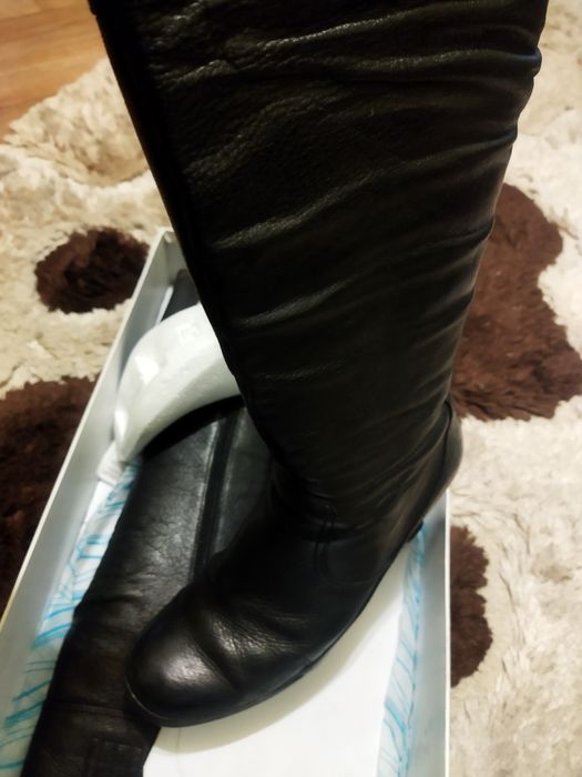 Продам женские сапоги.