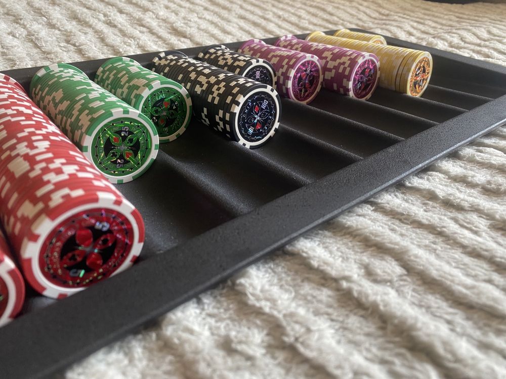 Zestaw żetonów poker/blackjack/kasyno, karty, but krupierski, tacka
