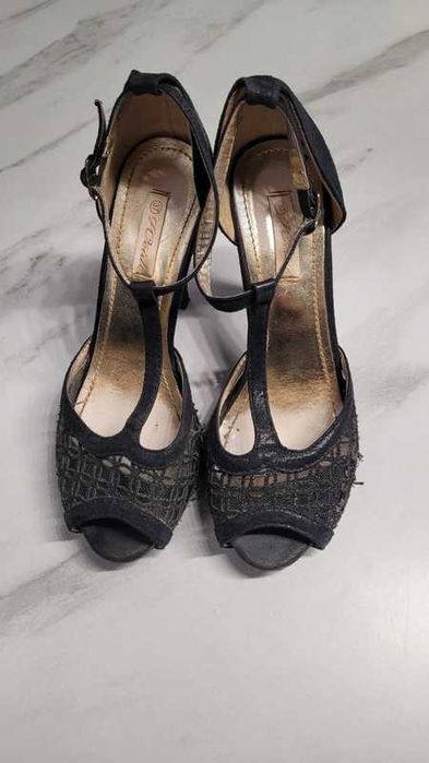 Czarne buty na obcasie z siateczką