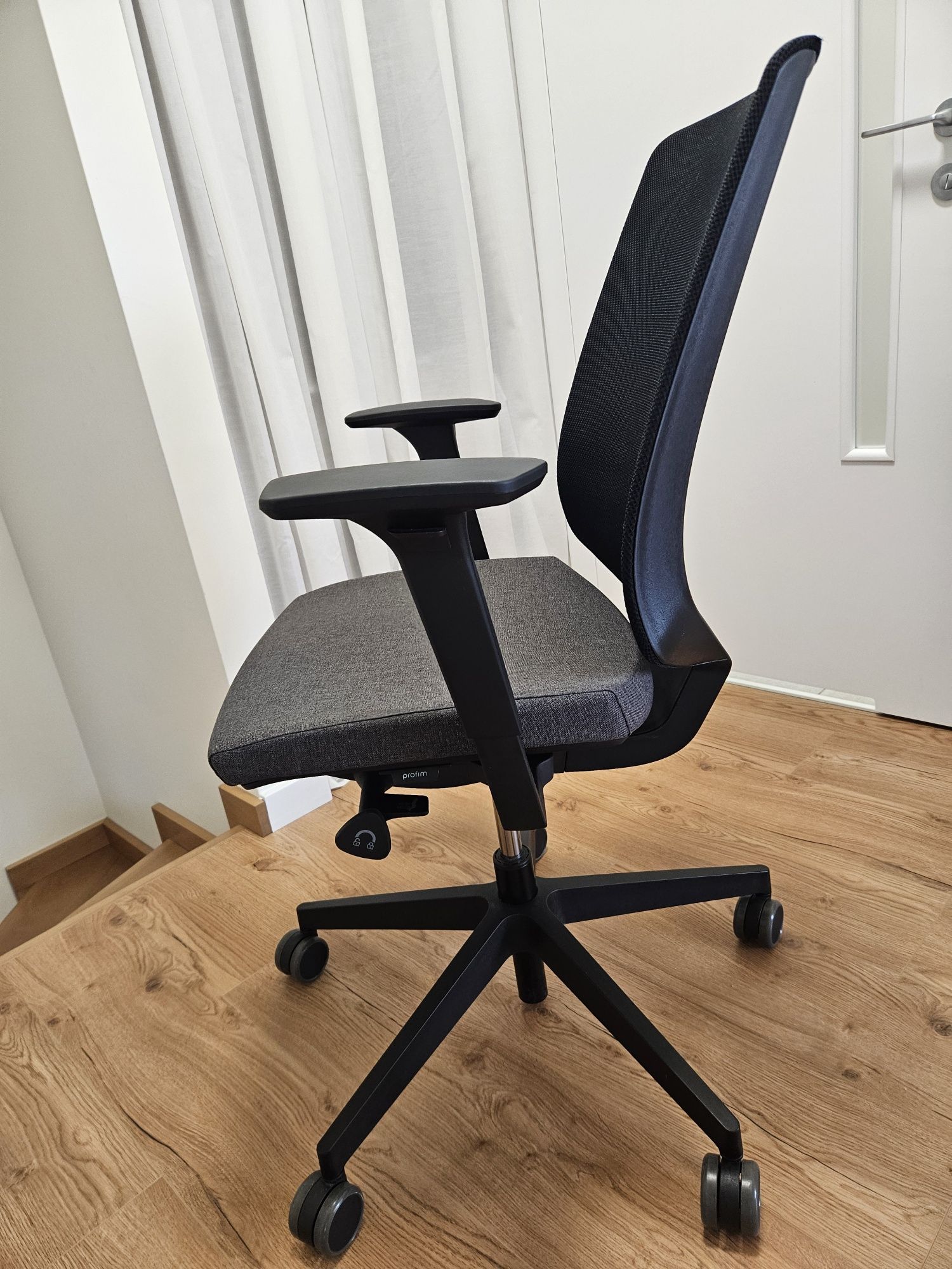 Ergonomiczne krzesło biurowe Profim Light Up 250 SL P61PU – jak nowe!