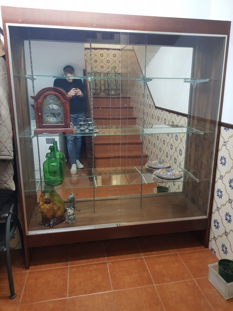 Armário-vitrine com espelho