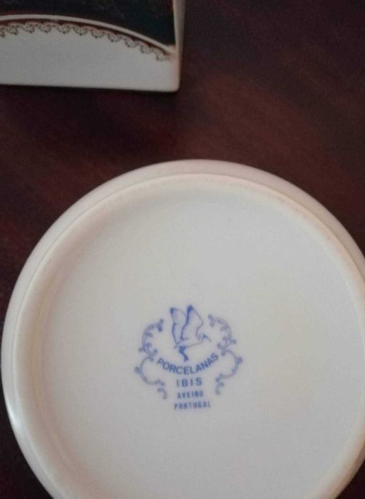 Porcelana - Frasco Magalhães e Pote em motivos verde e dourado