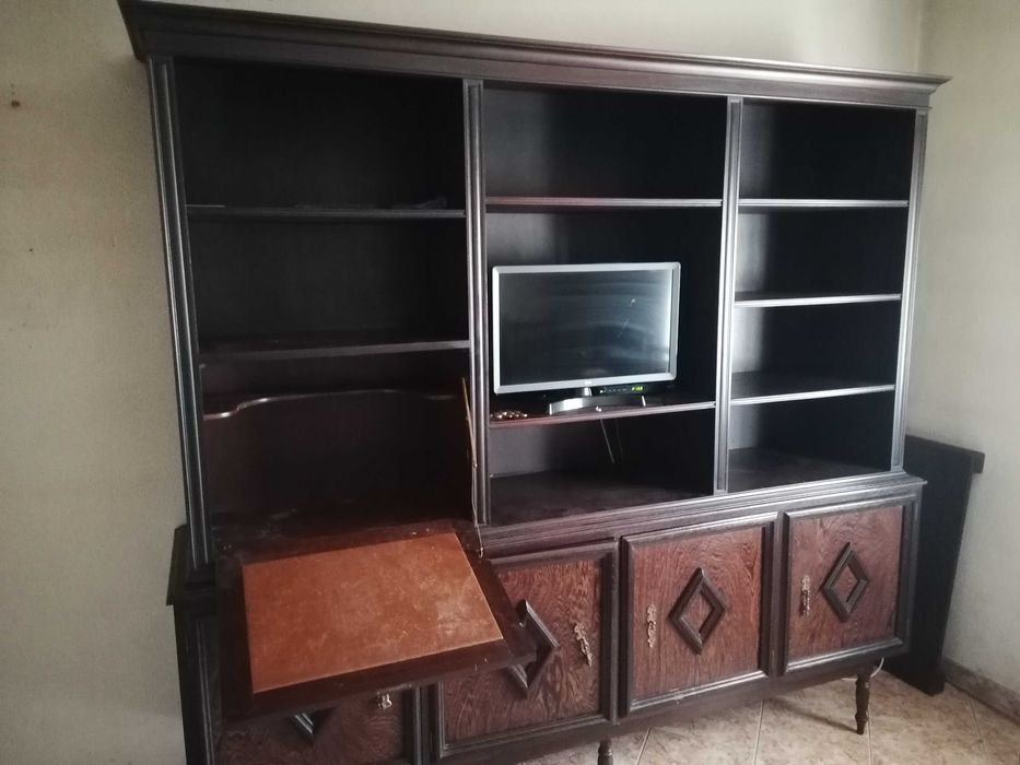 Estante/móvel de sala em madeira panga-panga