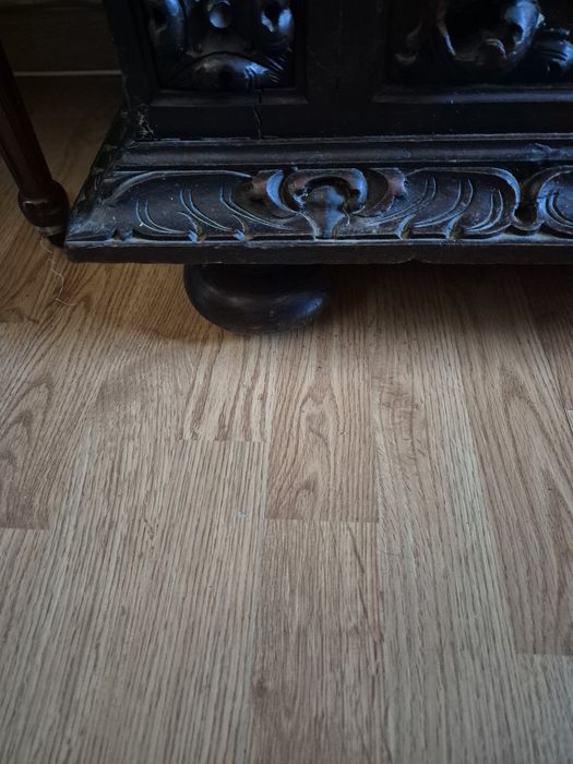 Aparador antigo em madeira maciça entalhada