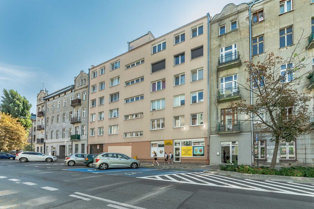 Murowany garaż przy pl. Hallera, Polesie, Łódź na DUŻE auto i więcej