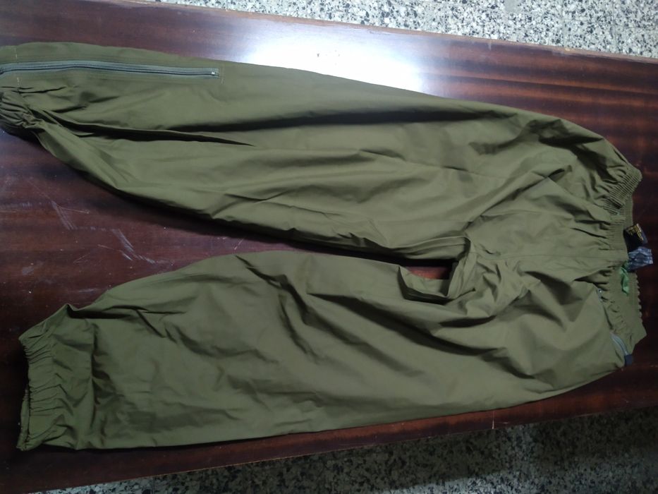 Casaco e Calças Gore-Tex (ambos impermeáveis)