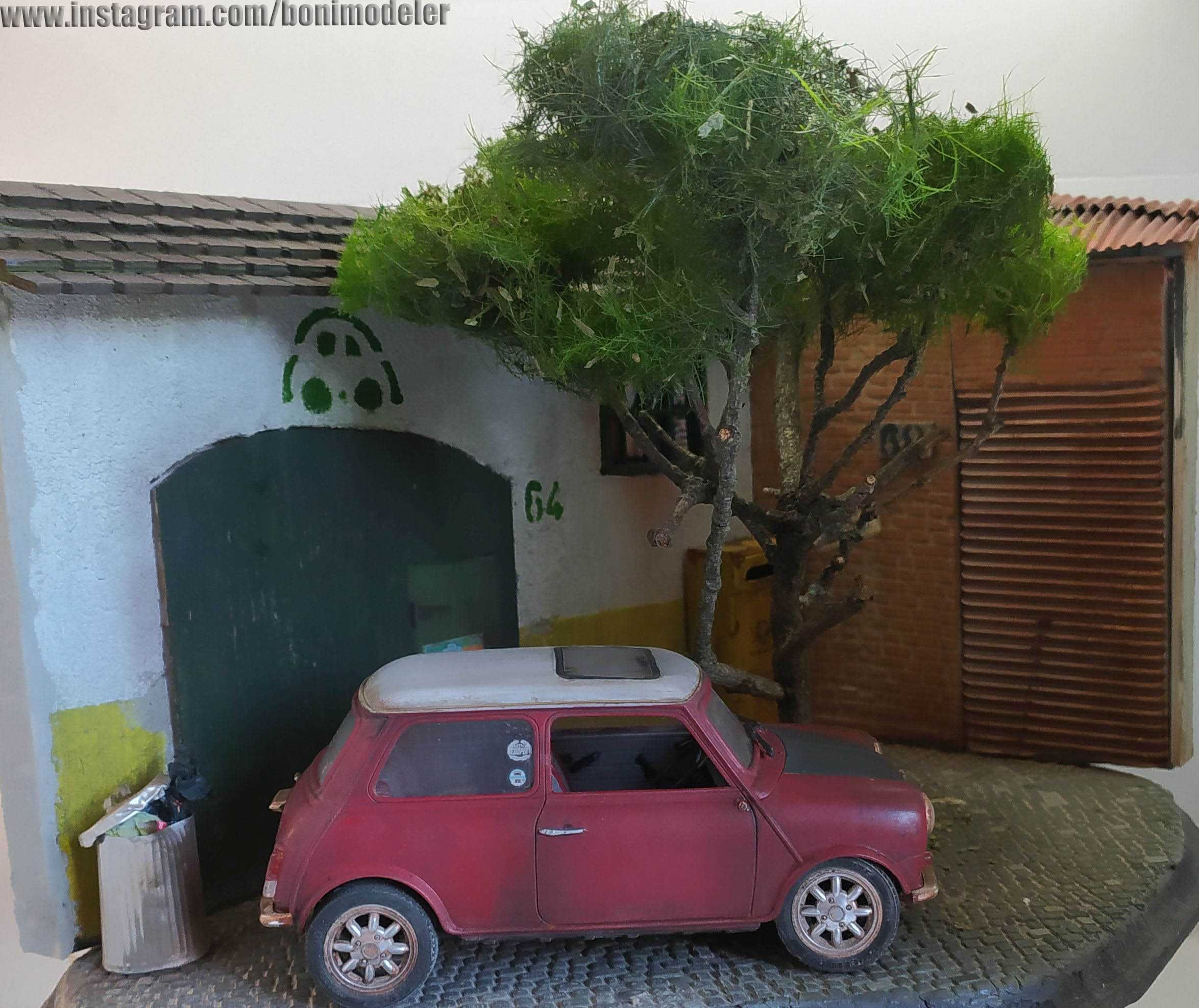 Diorama - Old Mini Cooper na Sombra da Árvore - modelo em escala 1:24