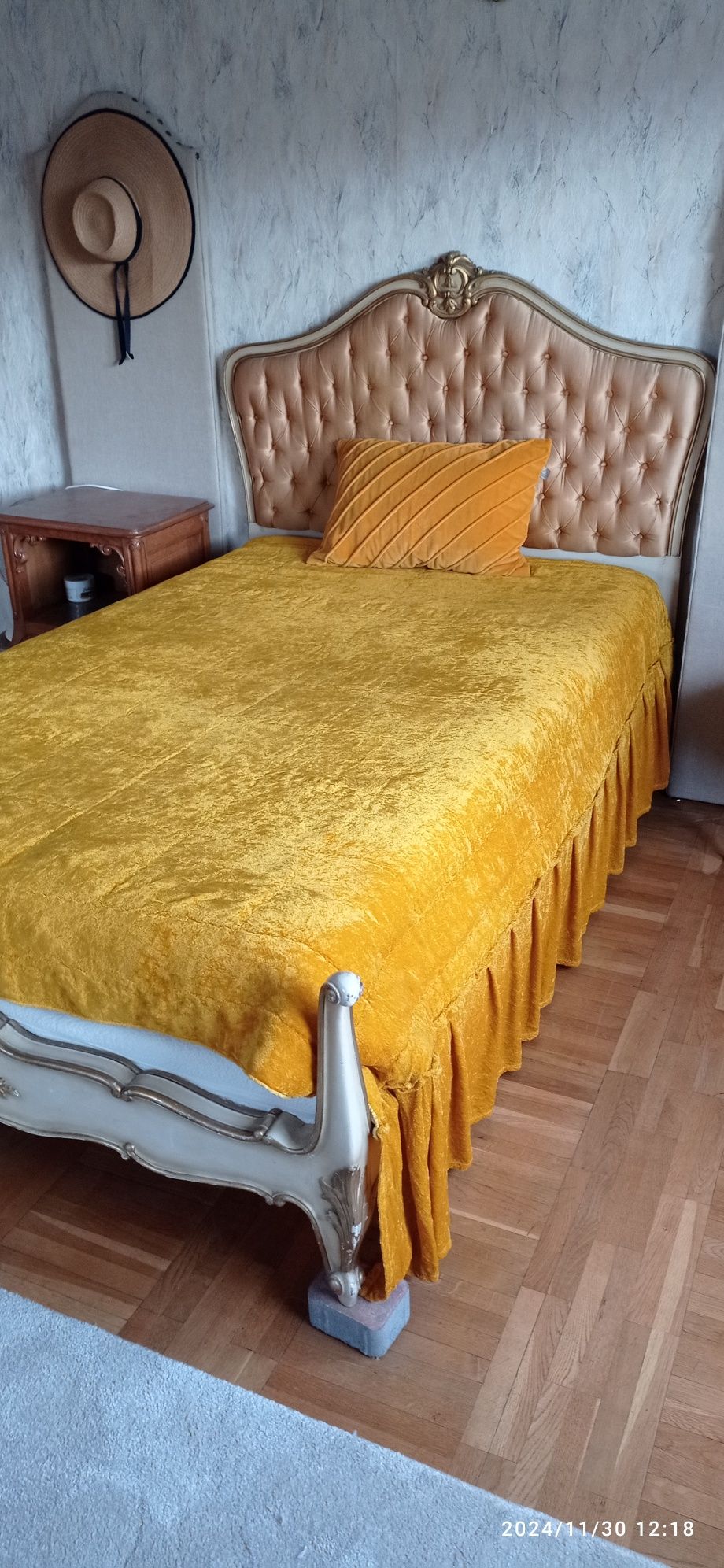 Łóżko w stylu Ludwika XV