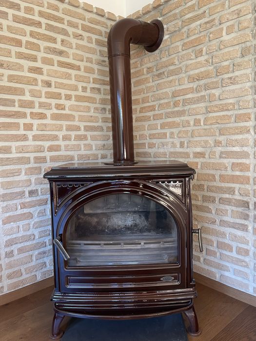 Piec żeliwny Godin – kominek wolnostojący, bordowa emalia