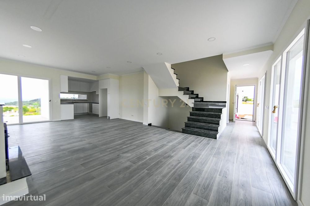 Moradia Geminada 6 assoalhadas, em Santiago do Cacém