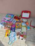 Lote de brinquedos e livros