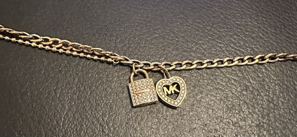 Michael Kors stalowa złota bransoletka z zawieszkami