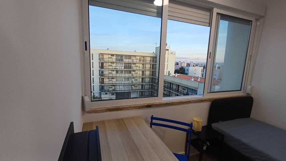 Quarto individual para estudante na Caparica com contas incluídas.