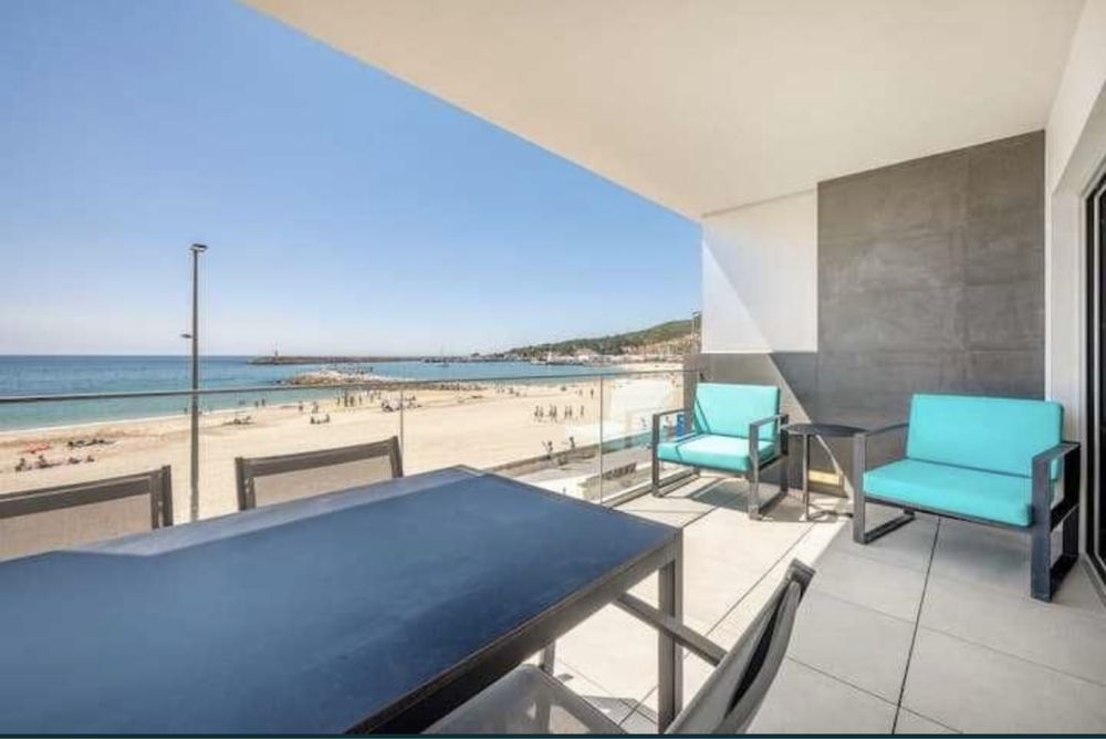Apartamento na 1.ª linha com garagem e piscina