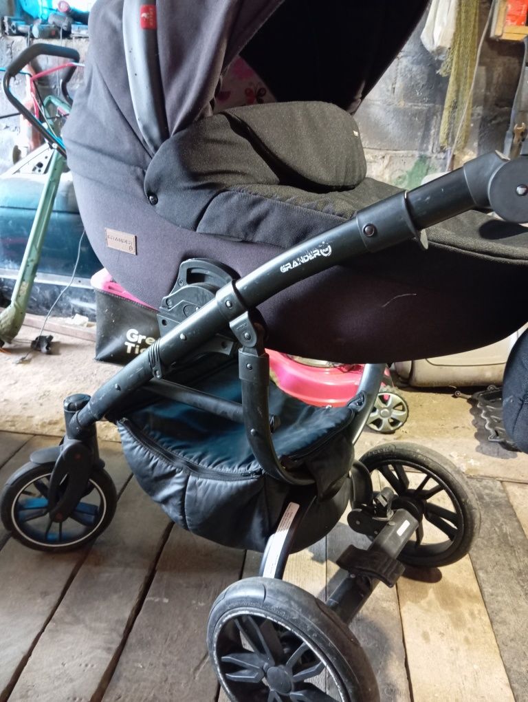Wózek Tutek Grander czarny 2 w 1 z brązową rączką oddam za darmo