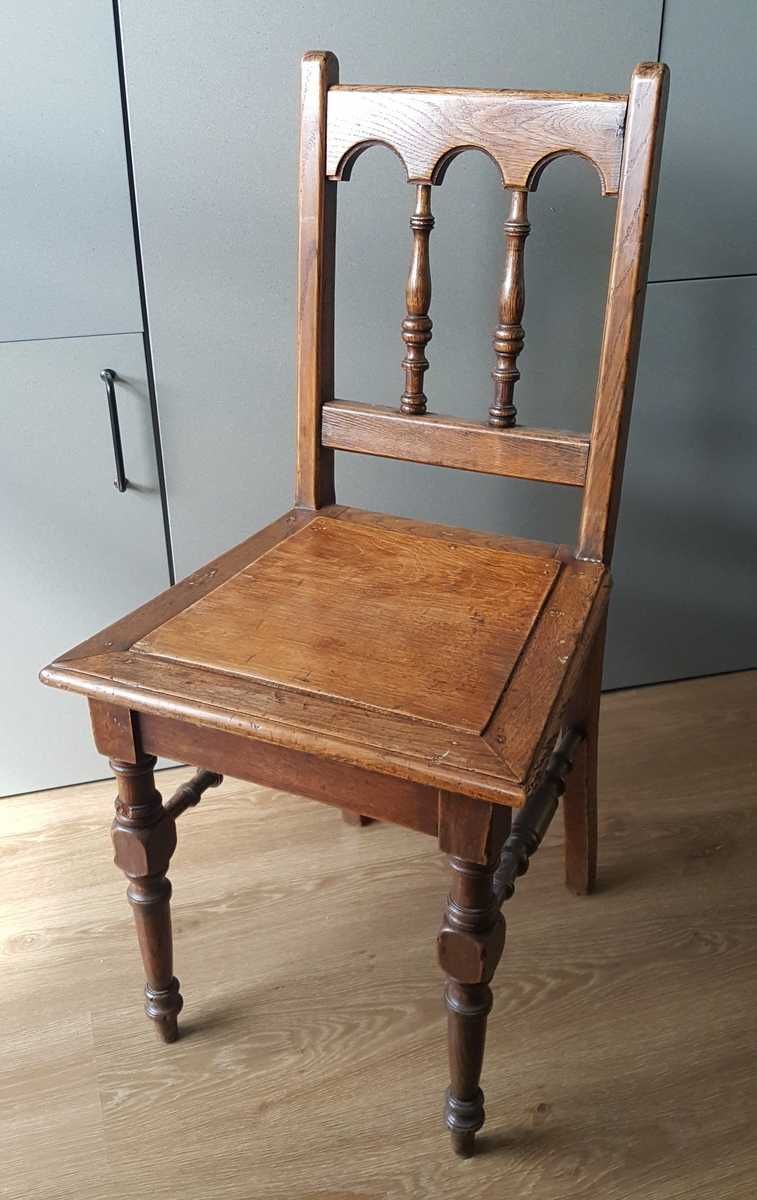 Krzesło z drewna w brązowym kolorze vintage retro