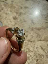Продам женское кольцо с брилиантом