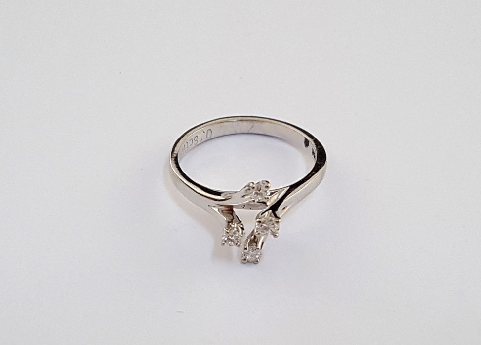 Złoty pierścionek w typie Tiffany zdobiony brylantami 0,18 ct