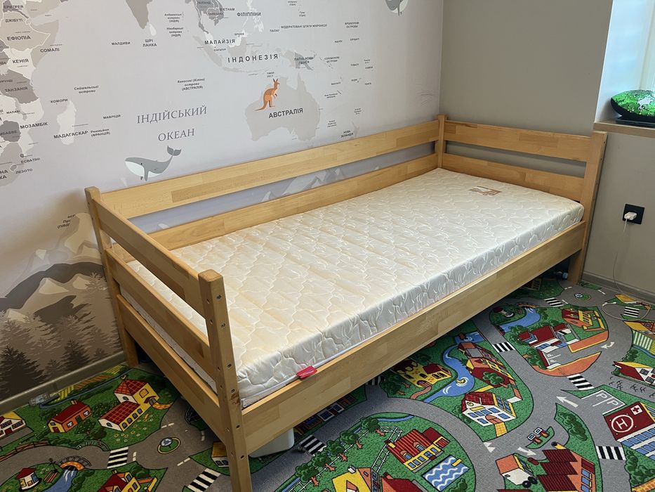 Деревʼяне ліжко з матрацом+ бортик