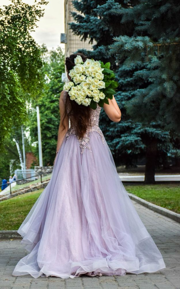 Весільна або випускна сукня