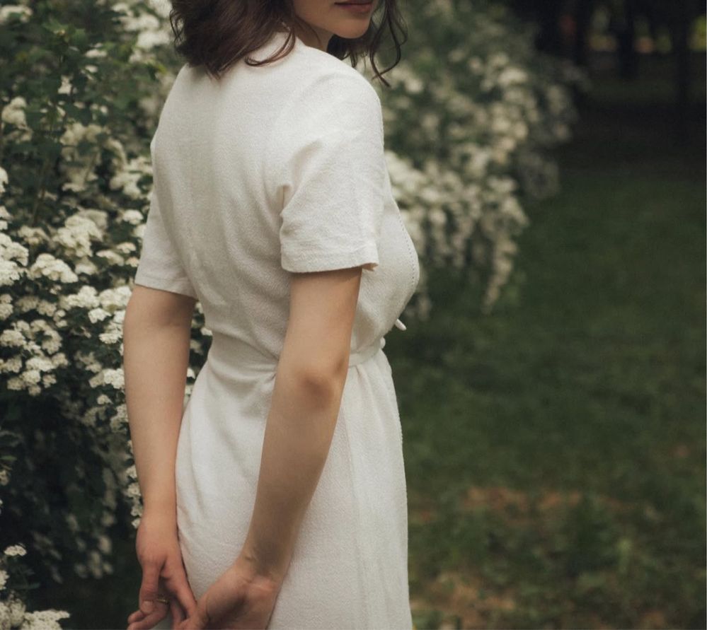Вишита біла вінтажна сукня