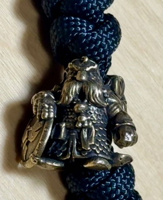 zawieszka do noża scyzoryka czarny paracord Krasnolud z plecakiem