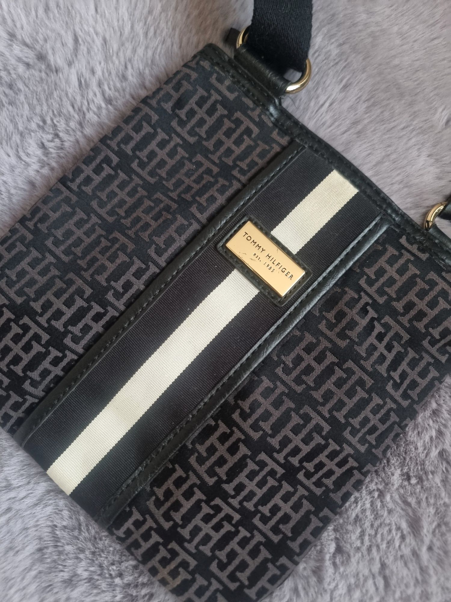 Torebka na ramię listonoszka Tommy Hilfiger monogram logowana