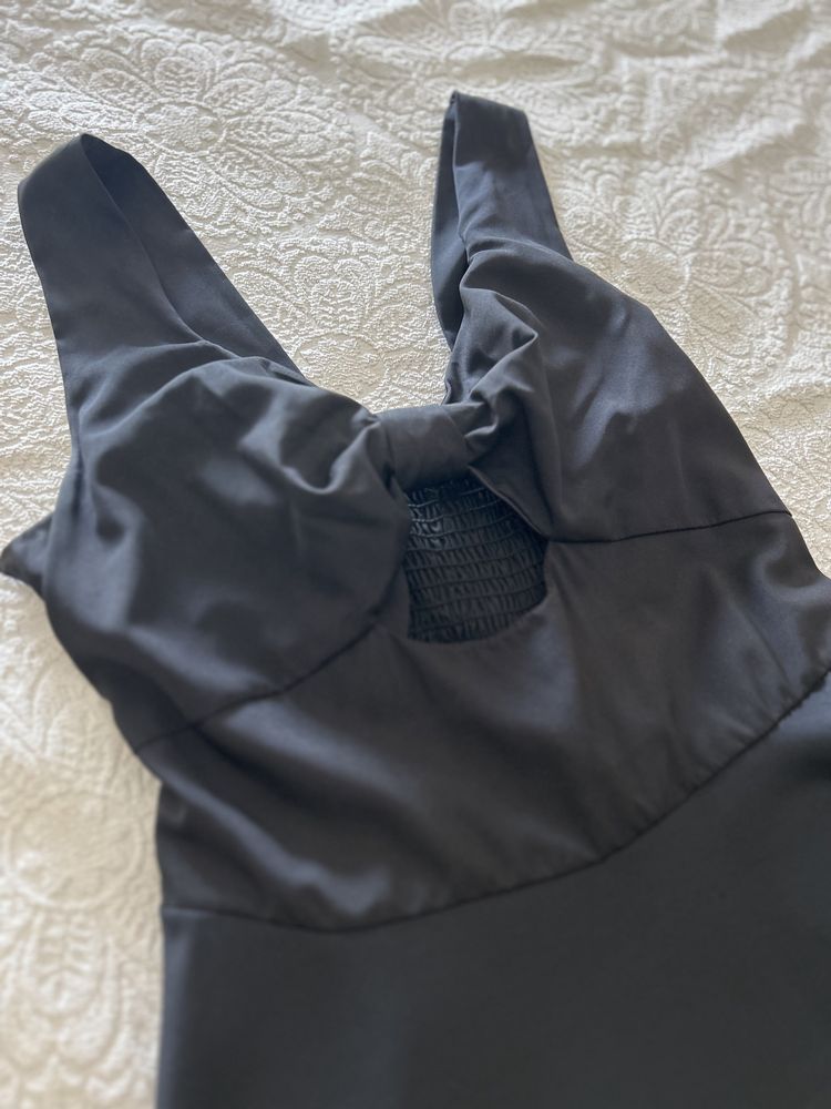 Vestido preto com detalhe do peito em laço