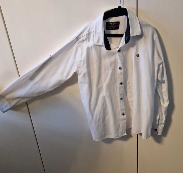 Koszula chłopięca biała z granatowymi wstawkami 152