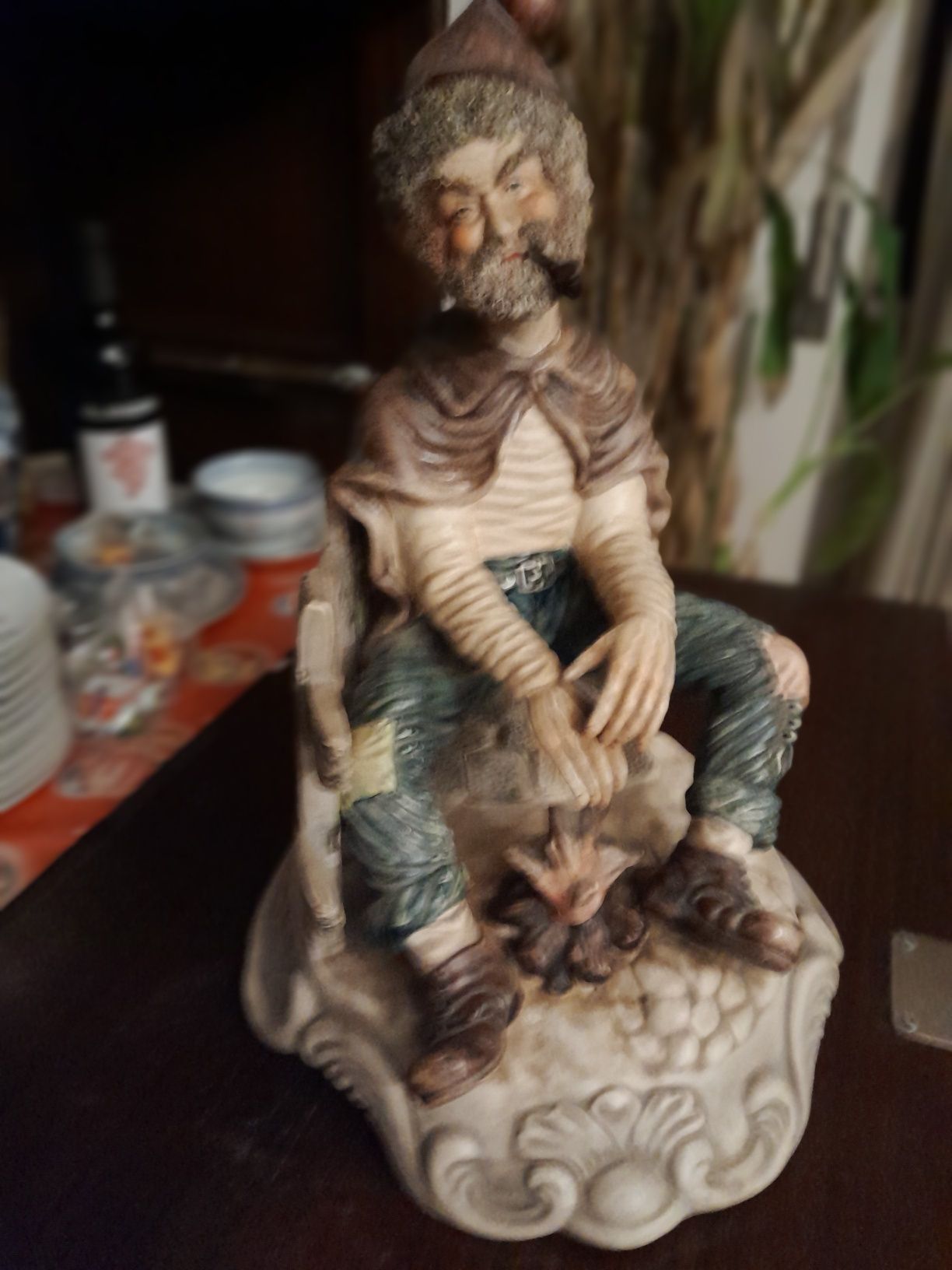 Estatueta antiga em bom estado