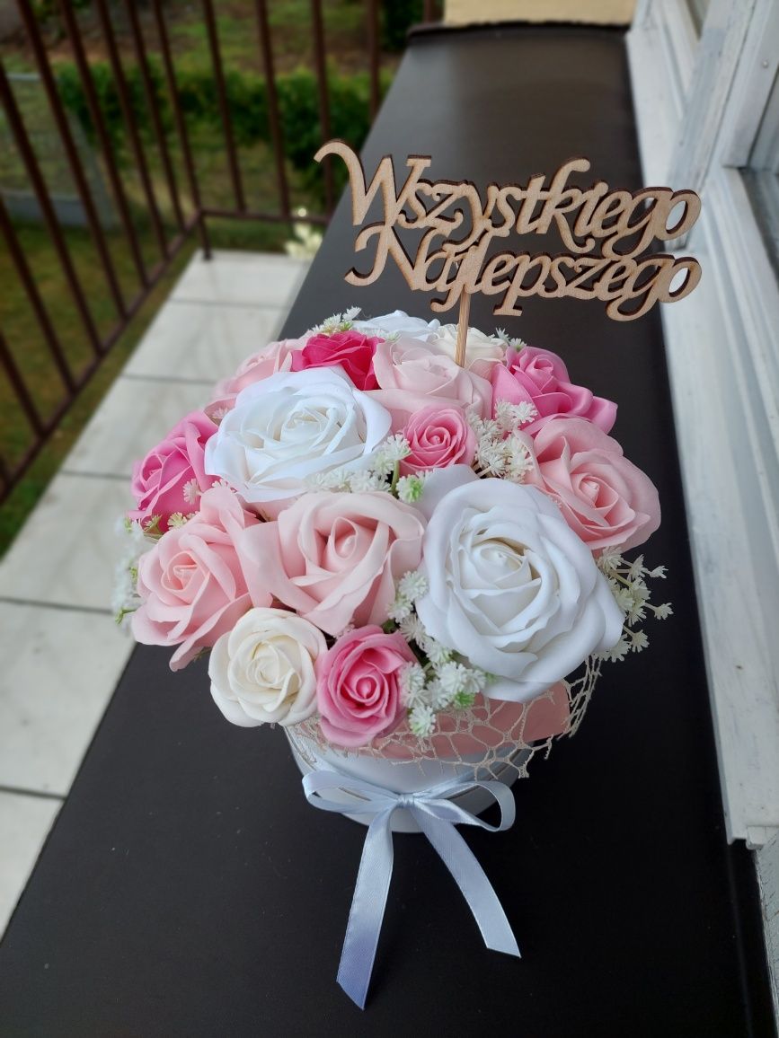 Flowerbox z pachnących różyczek mydlanych na prezent