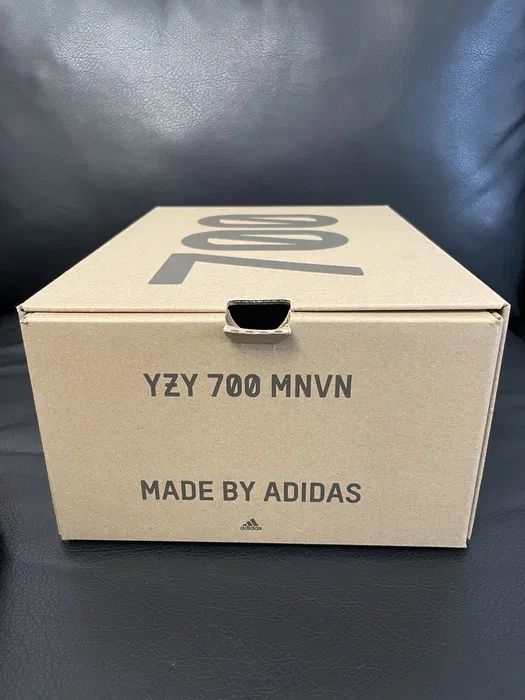 Оригінальні кроссовки Adidas Yeezy Boost 700 Resin GW9525