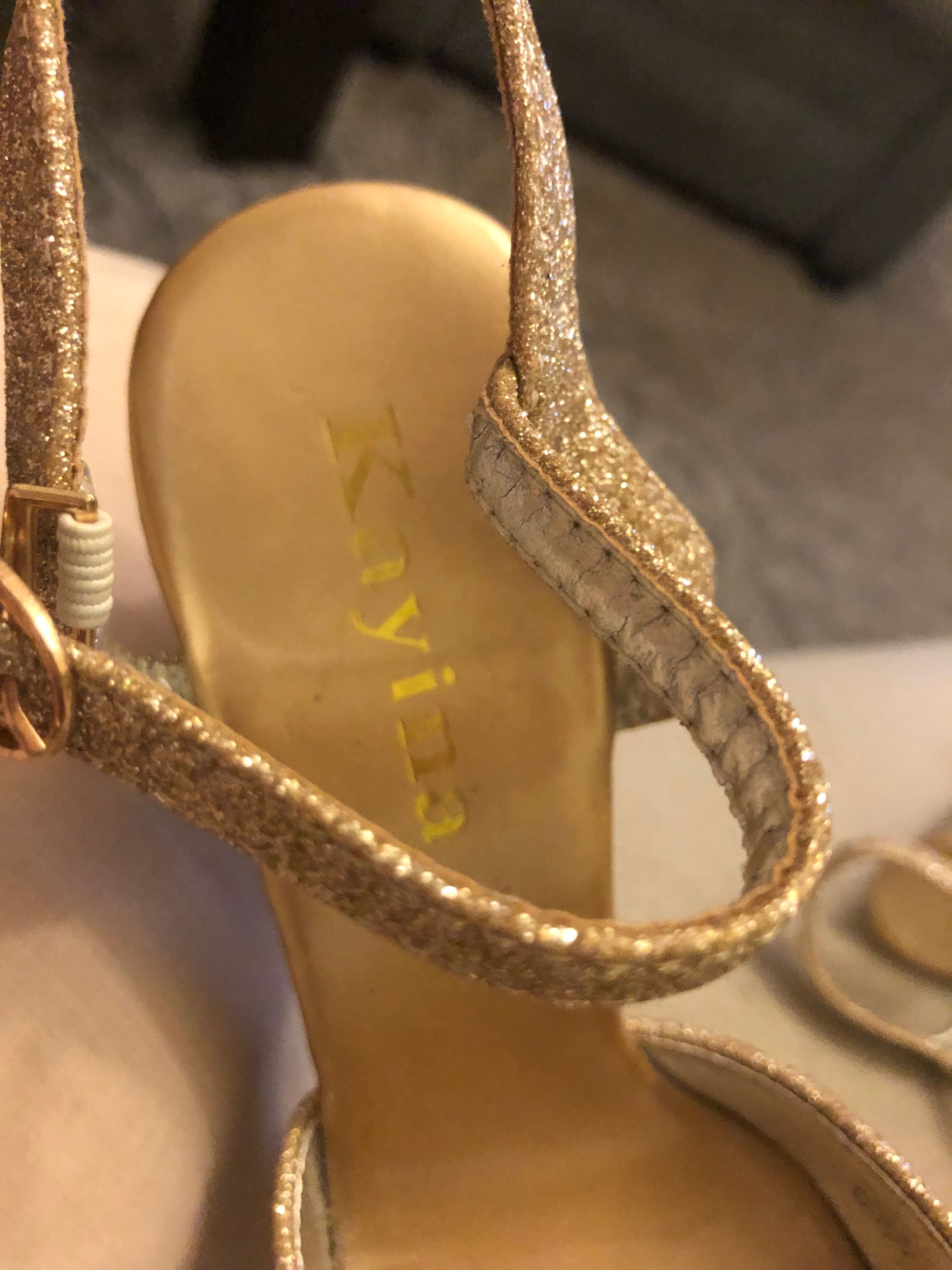 Erotyczne buty szpilki złote