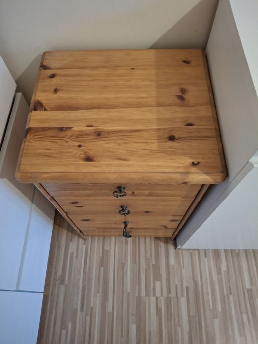 Sosnowa szafka na bieliznę