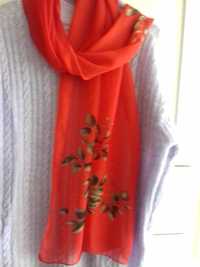 Duży czerwony szal szalik w kwiaty